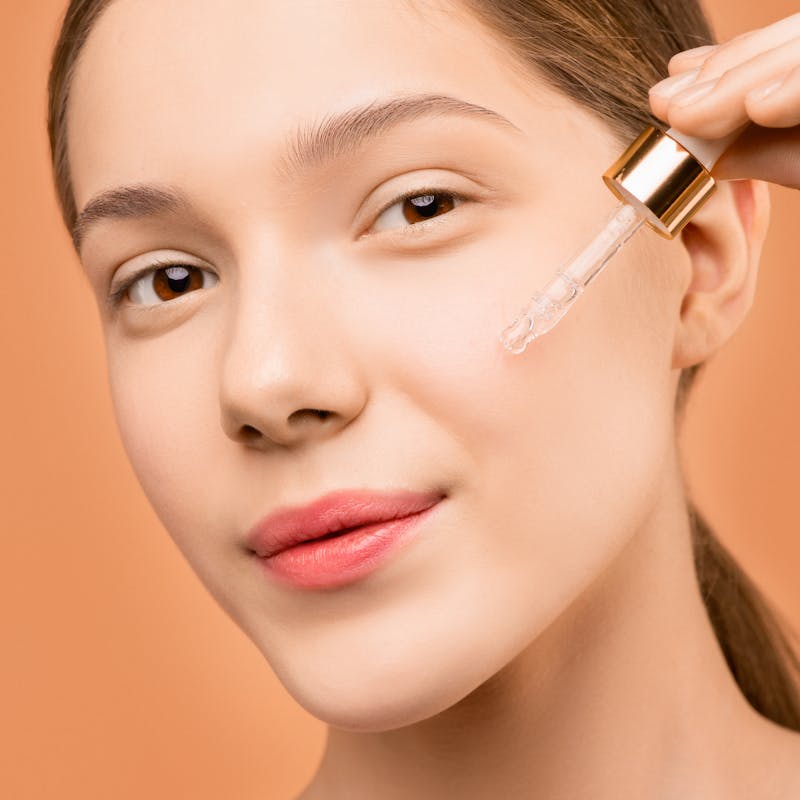 Application du sérum exosomes sur le visage