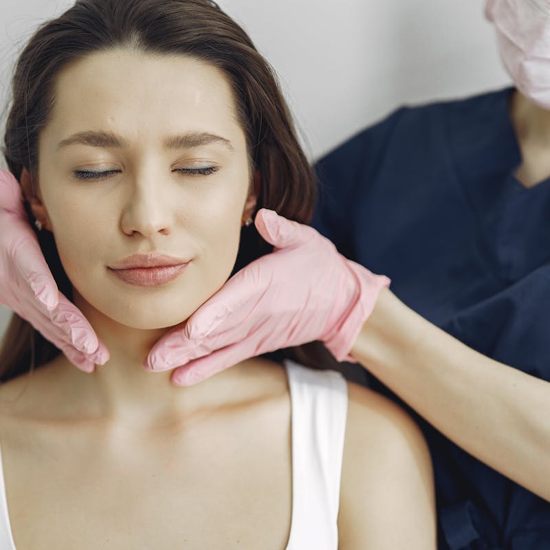 Application crème apaisante et protection SPF50 post-traitement