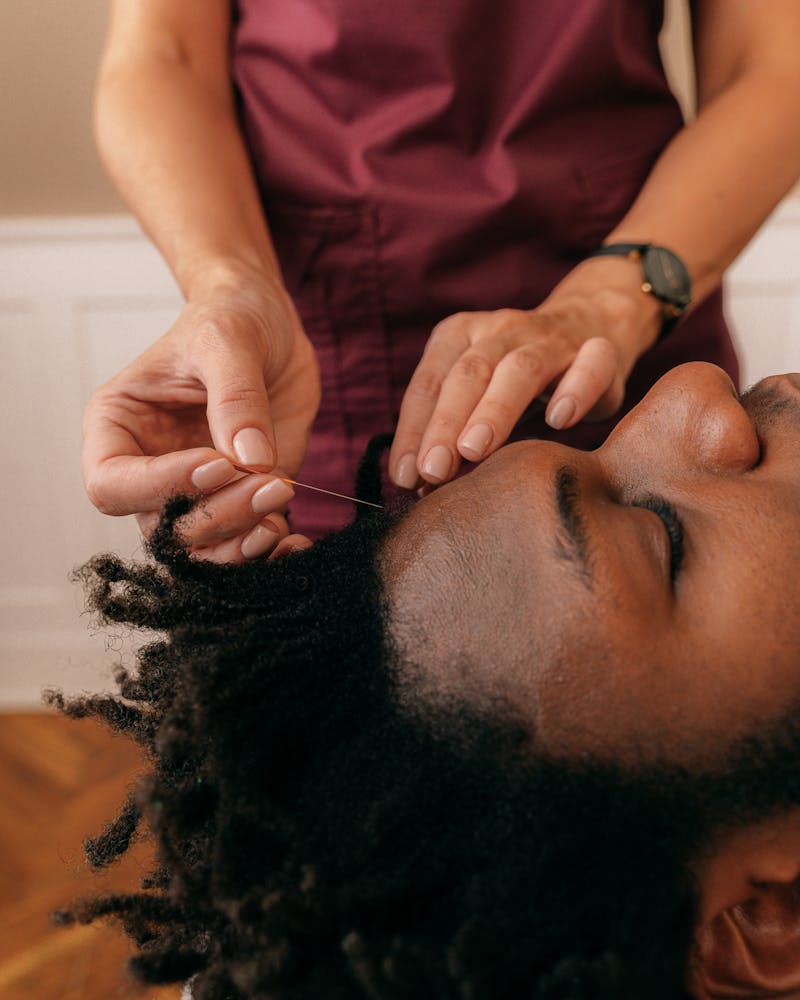 Cheveux sains et denses après traitement aux exosomes capillaires à Nice