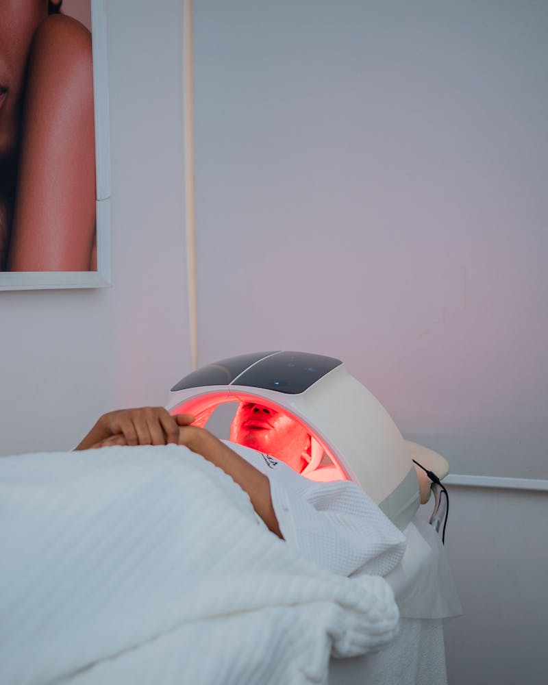 Séance de LED thérapie lumière rouge sur visage serein en ambiance spa luxe à Nice