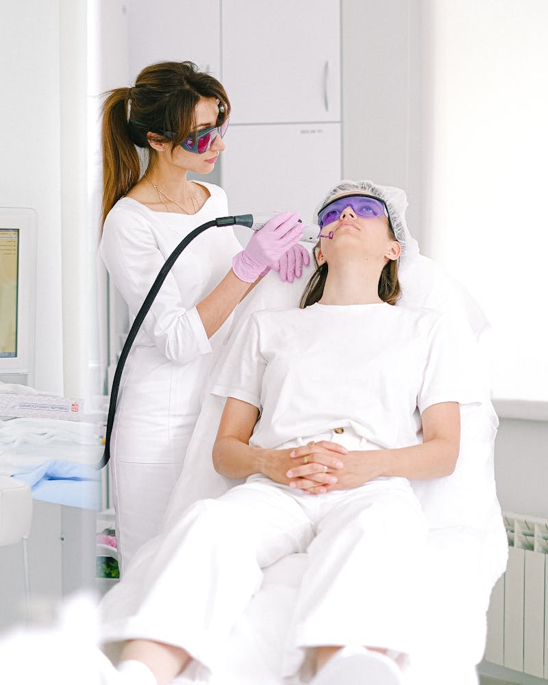 Peau raffermie et contour du visage redéfini après traitement Morpheus 8 à Nice