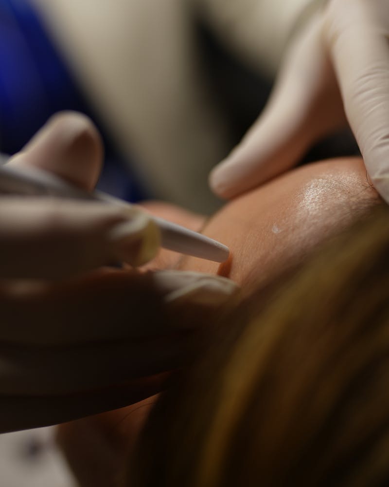Texture de peau lumineuse en lumière dorée rasante, qualité éditoriale
