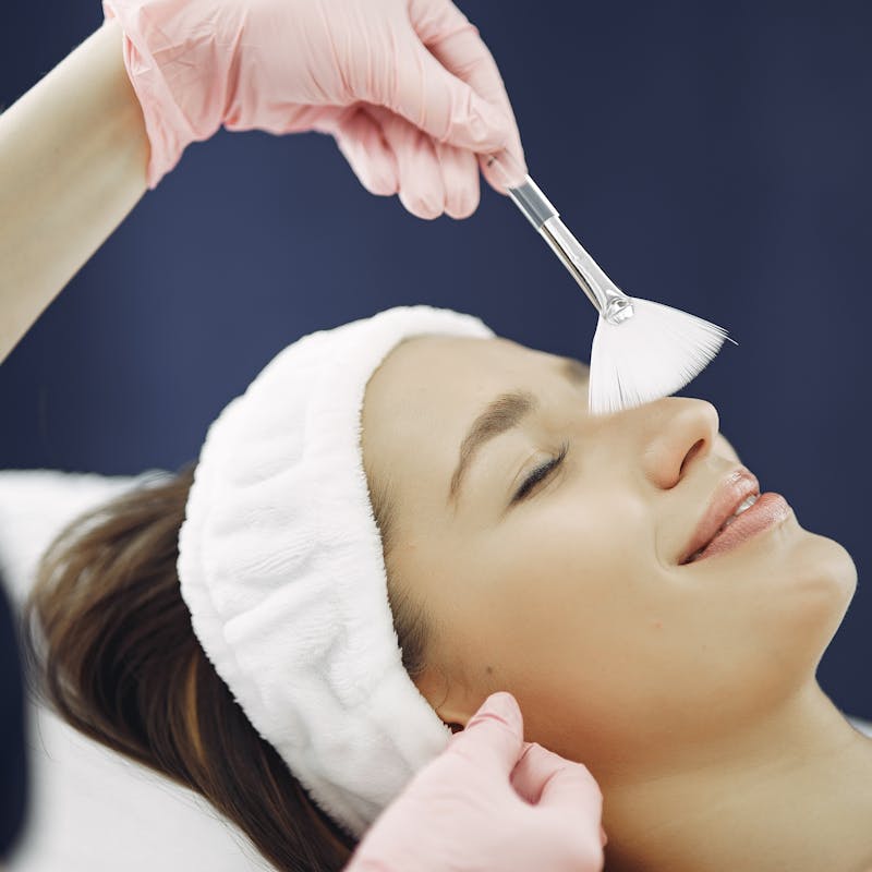 Soin visage post-séance LED thérapie sans éviction sociale