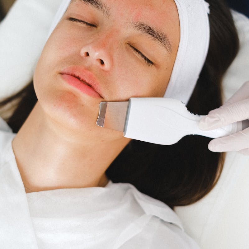 Nettoyage et démaquillage du visage avant séance de microneedling