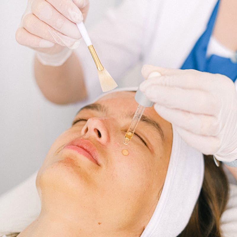 Application du sérum actif acide hyaluronique après microneedling