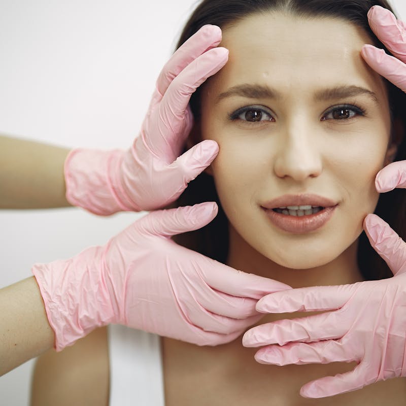 Application crème réparatrice et protection solaire SPF50 post-microneedling